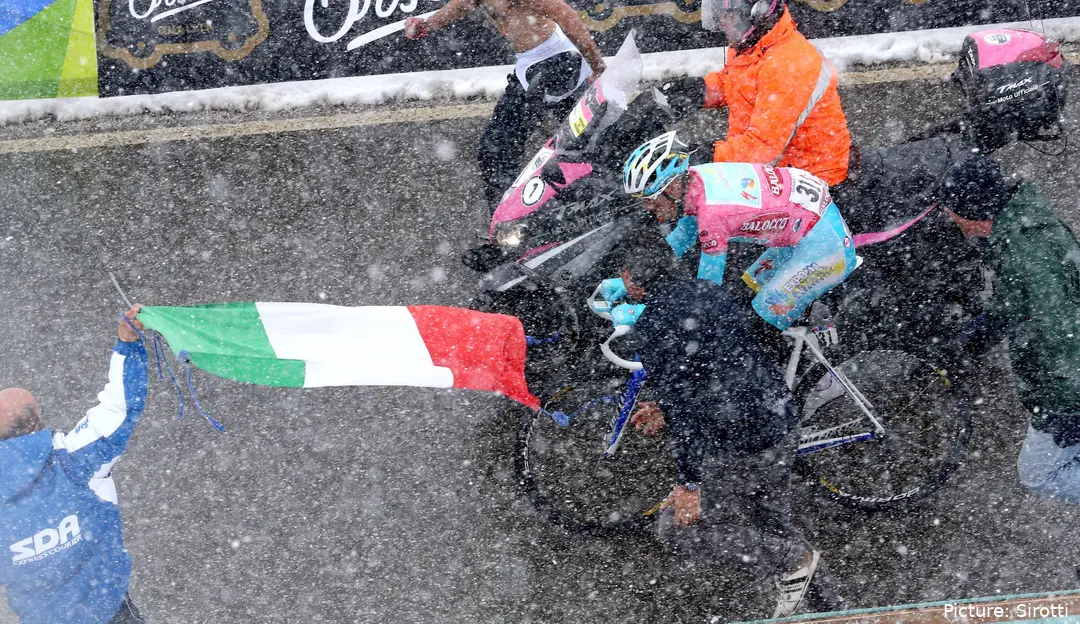 Vincenzo Nibali asciende las nevadas Tre Cime di Lavaredo bajo la nieve durante el Giro d'Italia 2013
