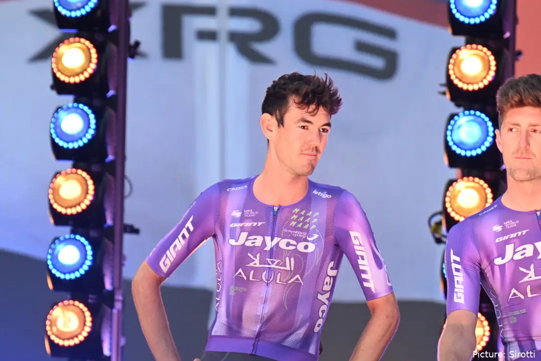 Ben O'Connor, en la presentación de una carrera con el Jayco-AlUla