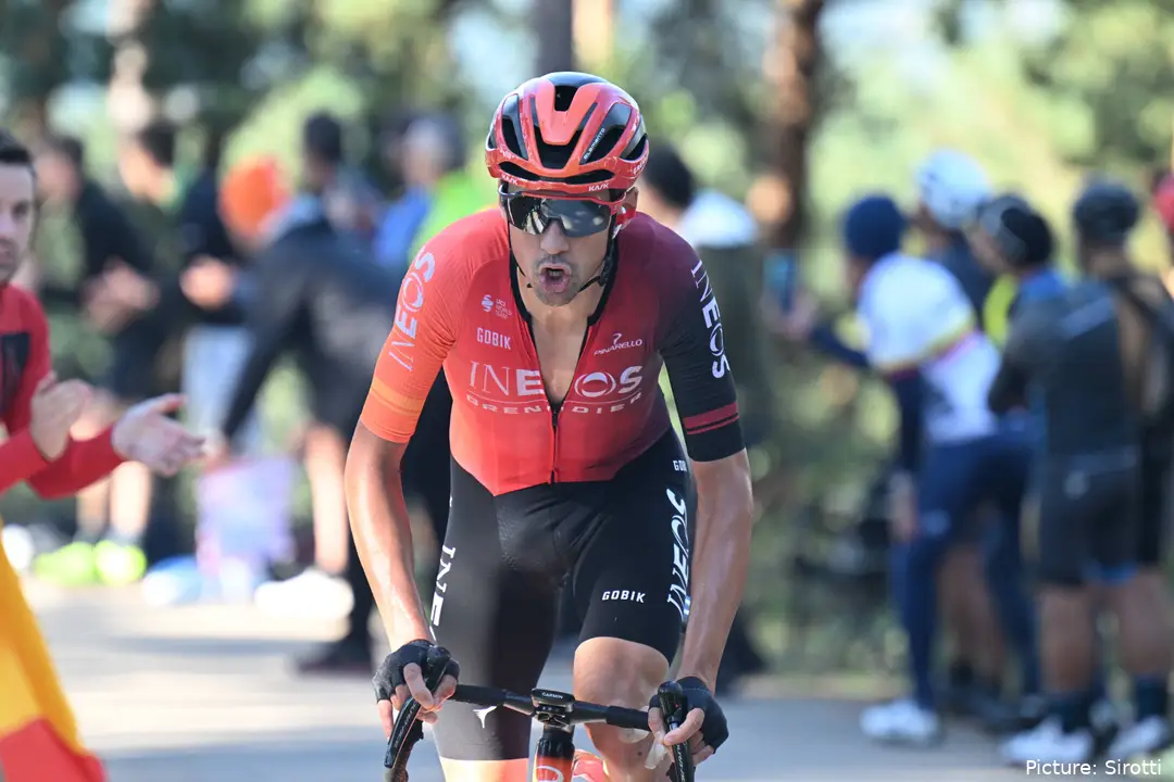 Óscar Rodríguez, con el maillot de INEOS en la Vuelta