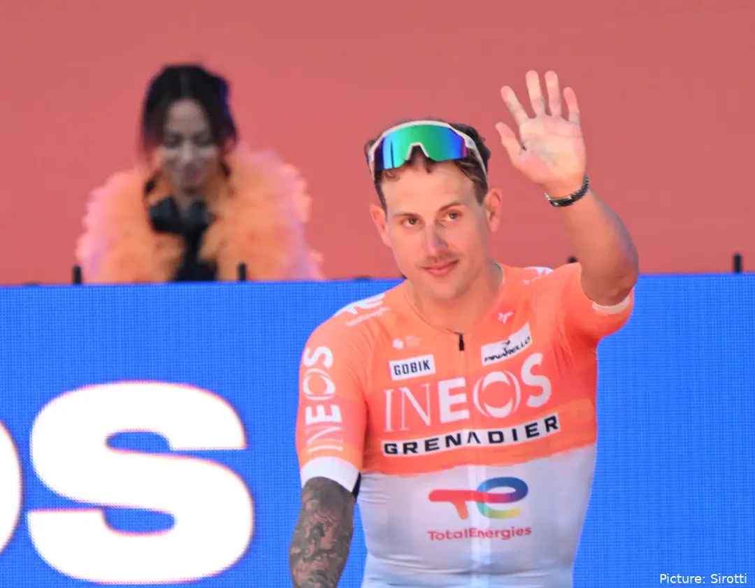 Sam Welsford saluda al público en el Tour Down Under 2026