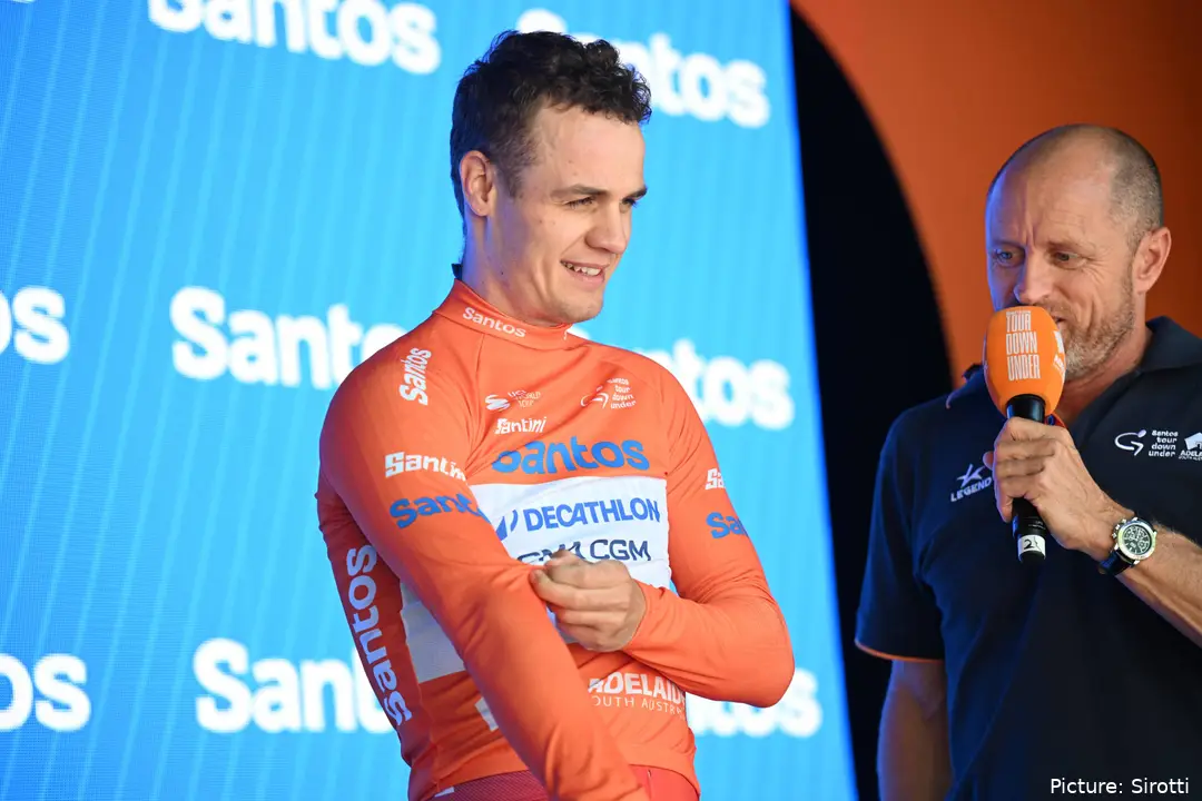 Tobias Lund Andresen, con el maillot ocre del Tour Down Under