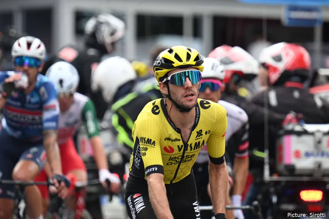 Simon Yates, en una carrera con el Team Visma | Lease a Bike