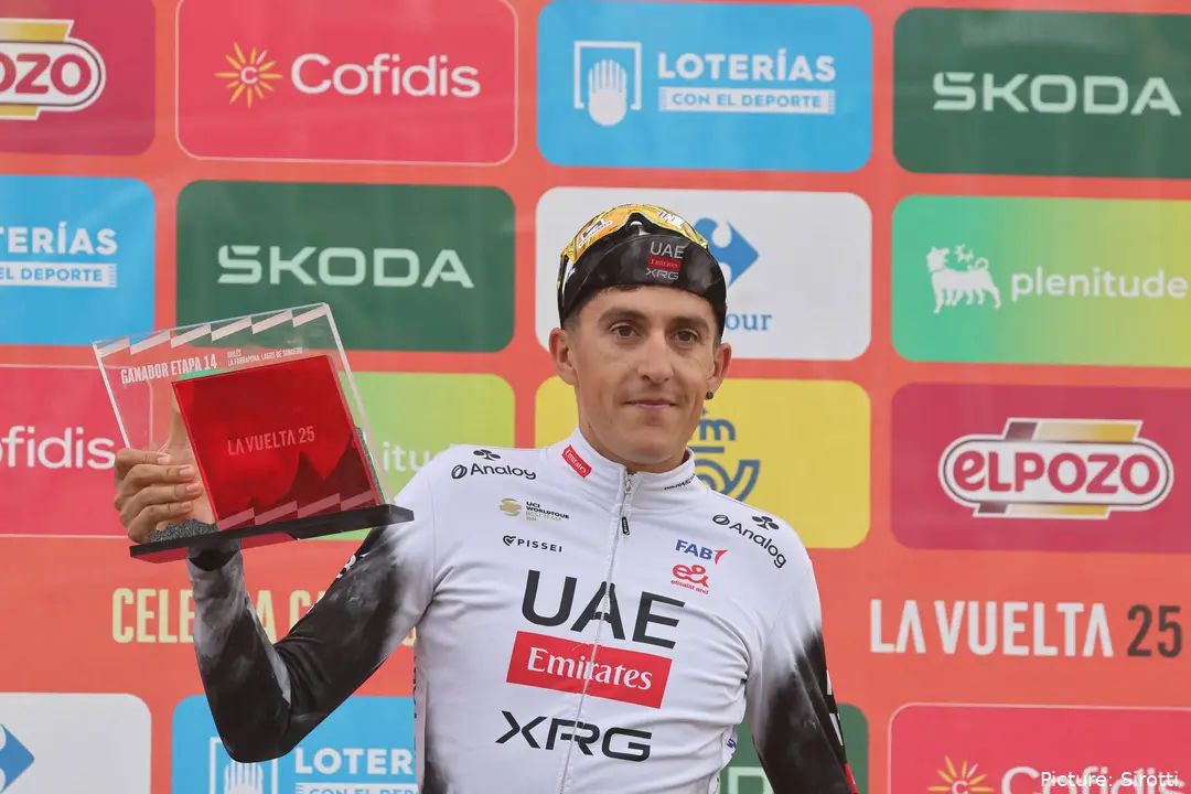 Marc Soler en el podio de La Vuelta 2025, tras su victoria en La Farrapona