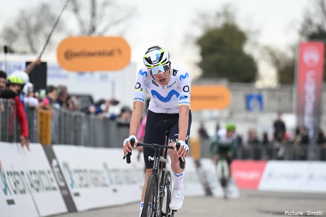 Cian Uijtdebroeks, en la temporada 2026 con Movistar Team.