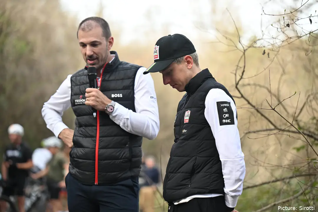 Fabian Cancellara y Tadej Pogacar conversan antes de Strade Bianche 2026