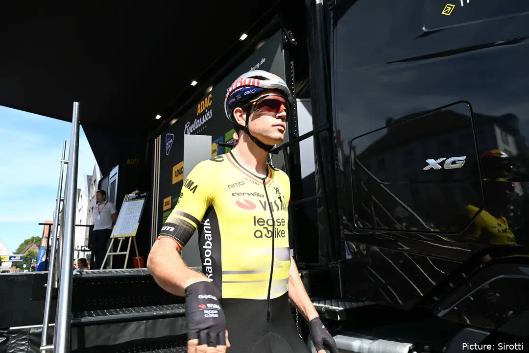 Van Aert, antes de la salida de una carrera con el Team Visma | Lease a Bike