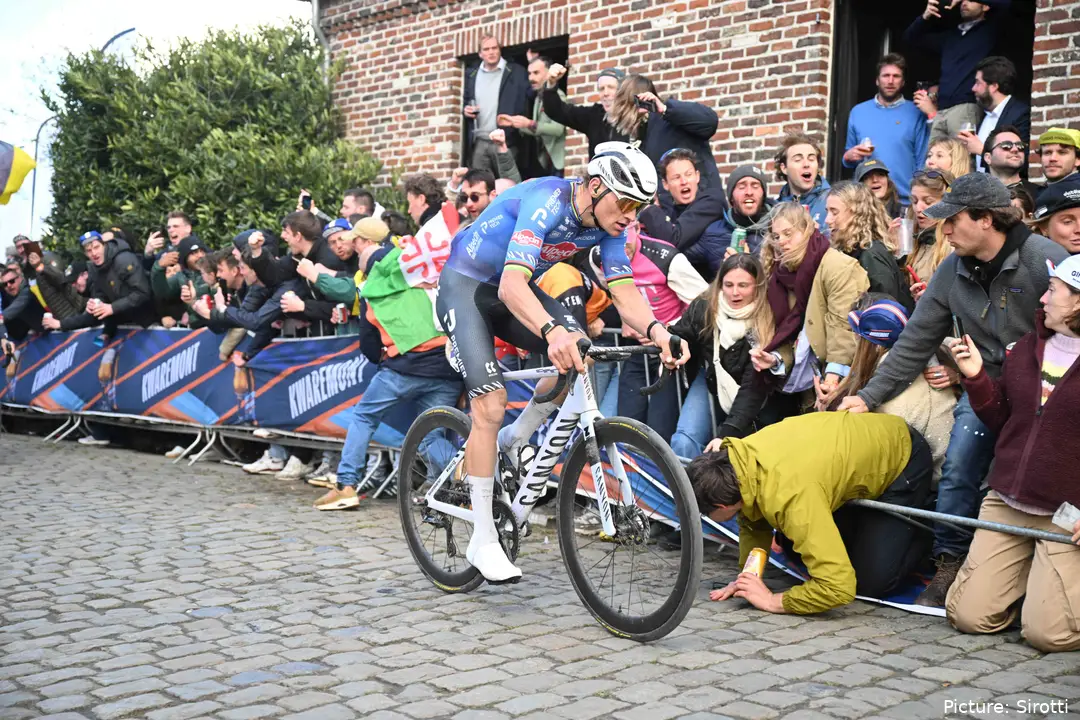 Mathieu van der Poel en el Tour de Flandes 2026