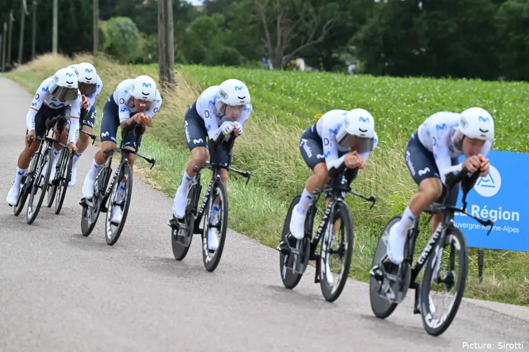 Movistar Team, en una contrarreloj por equipos de 2026.