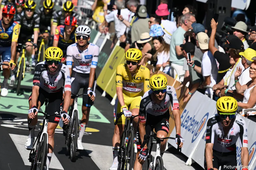 Tadej Pogacar con el maillot amarillo del Tour de Francia 2026.