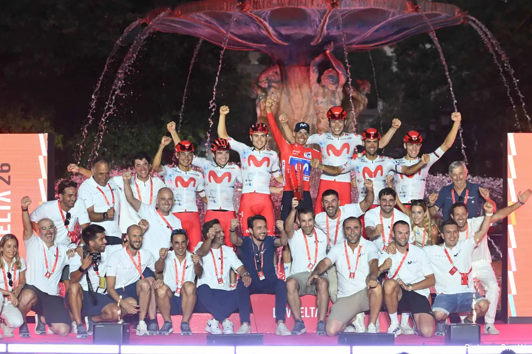 Enric Mas y Movistar Team celebrando la victoria en La Vuelta 2026.