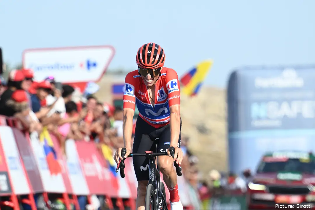 Enric Mas, con el maillot rojo de la Vuelta a España 2026.