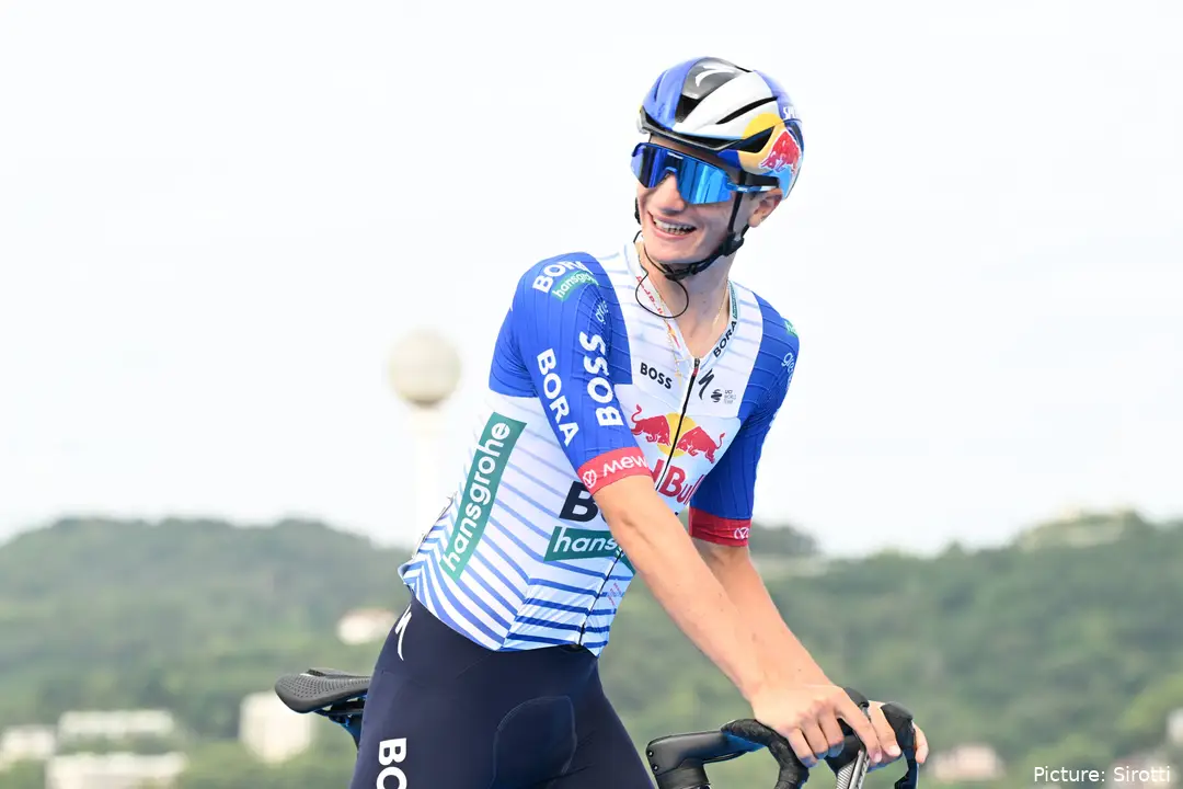 Giulio Pellizzari antes de la salida de la Clásica San Sebastián 2026