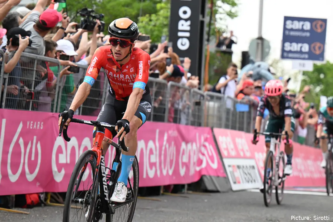 Pello Bilbao continued his run of form with a third place on stage one, the best out of the GC contenders