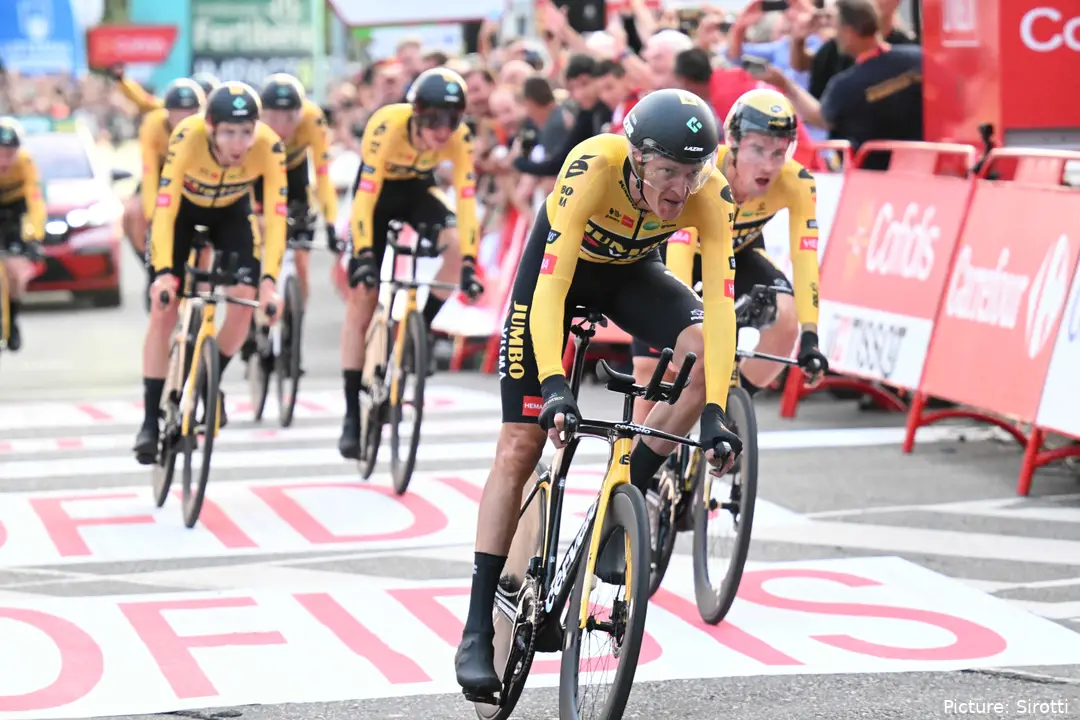 Gesink e Roglic em acção juntos pela Visma no contrarrelógio por equipas na Volta a Espanha de 2022