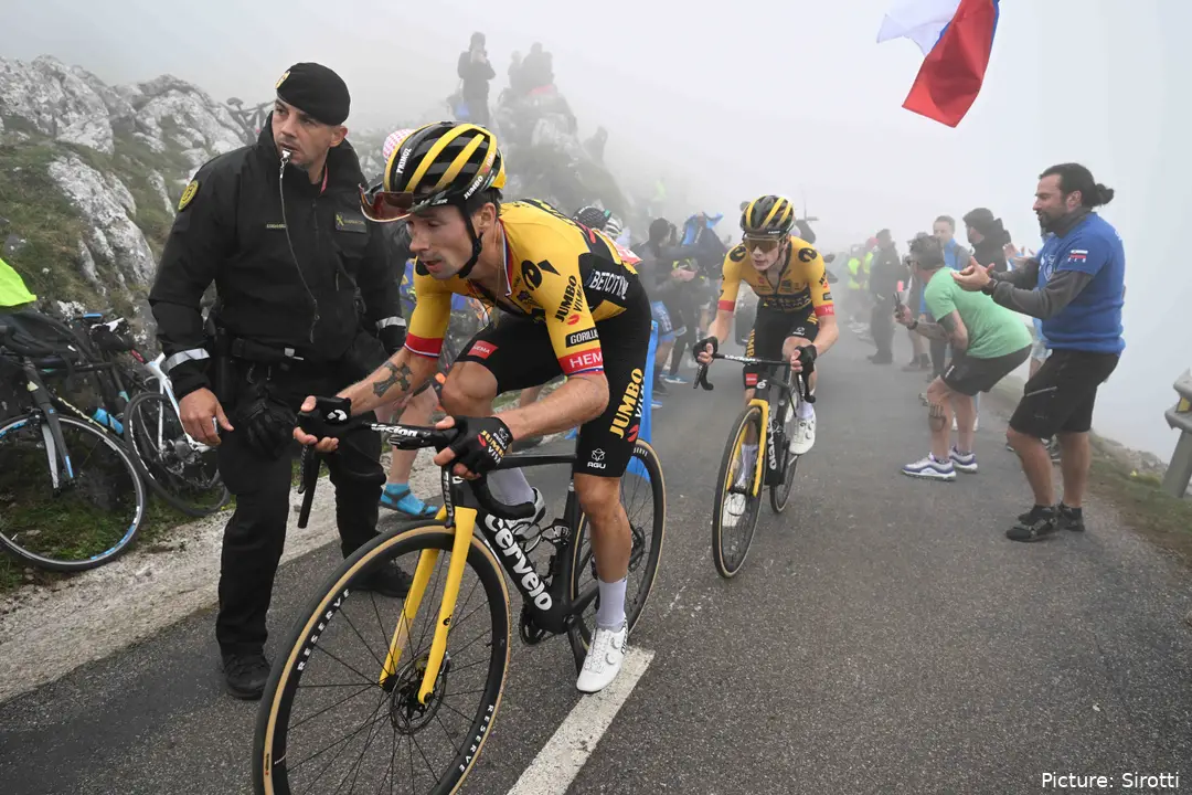 Roglic (à frente) e Vingegaard (atrás) afastam-se de Kuss no Angliru