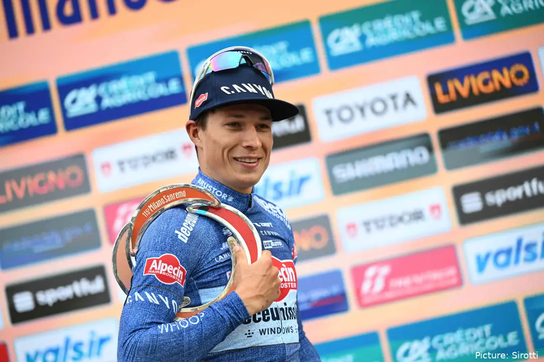 Jasper Philipsen com o trofeu de vencedor da Milan-Sanremo de 2024