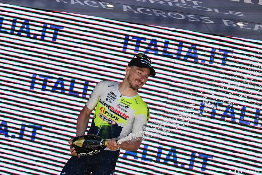 Niccolò Bonifazio pendura a bicicleta no final de 2024