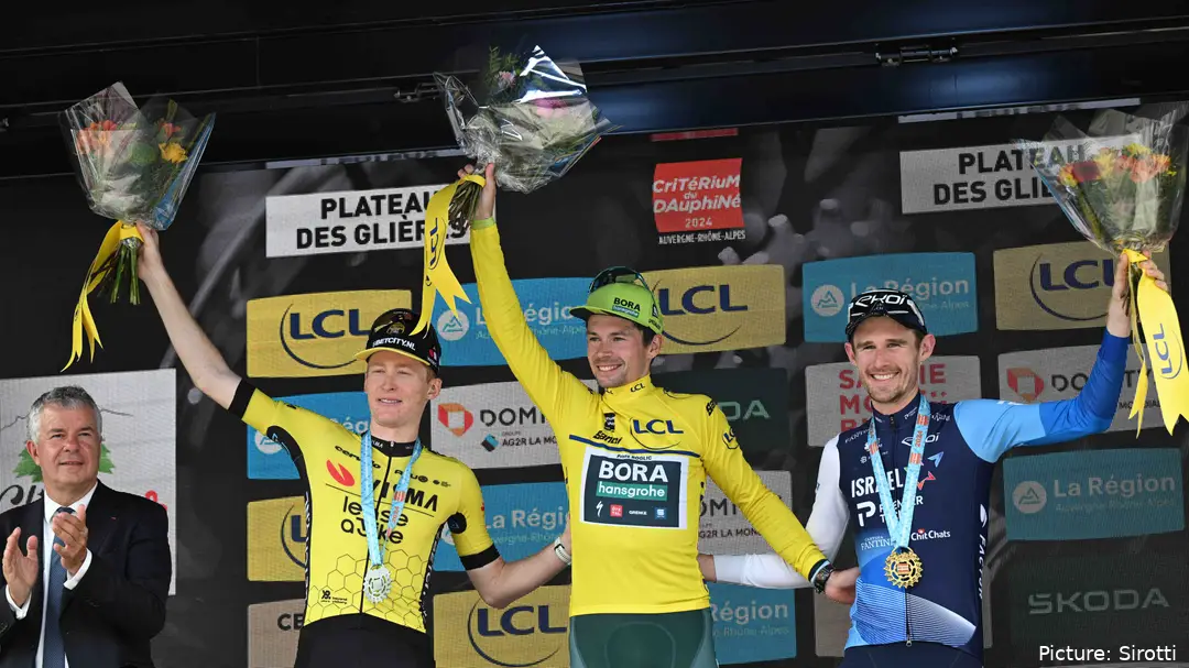 Derek Gee no pódio final do Criterium du Dauphine ao lado de Primoz Roglic e Matteo Jorgenson