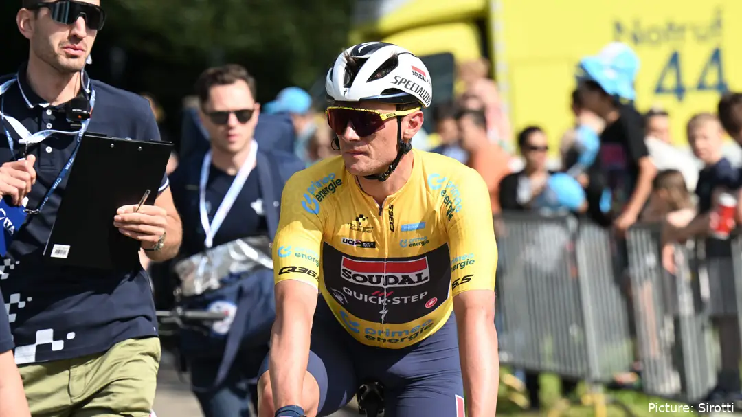 Remco Evenepoel envergando a Camisola Amarela durante o Criterium du Dauphine 2024