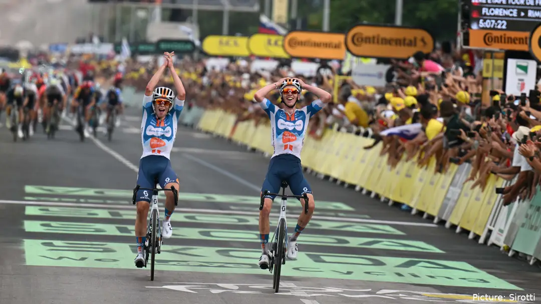 Romain Bardet (à direita) e Frank van den Broek (à esquerda) acabam lado a lado a primeira etapa do Tour de France