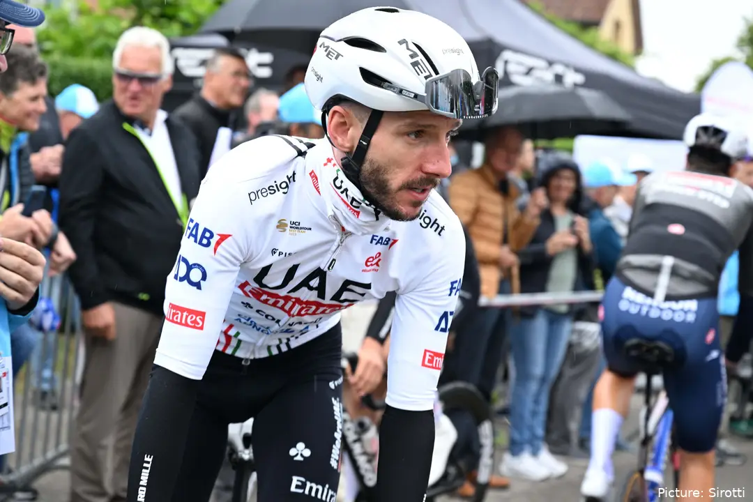 Adam Yates foi o ultimo dos homens da UAE a deixar Pogacar na 15ª etapa