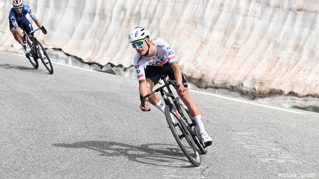 João Almeida desce o Coldu Galibier após trabalhar para Pogacar na subida