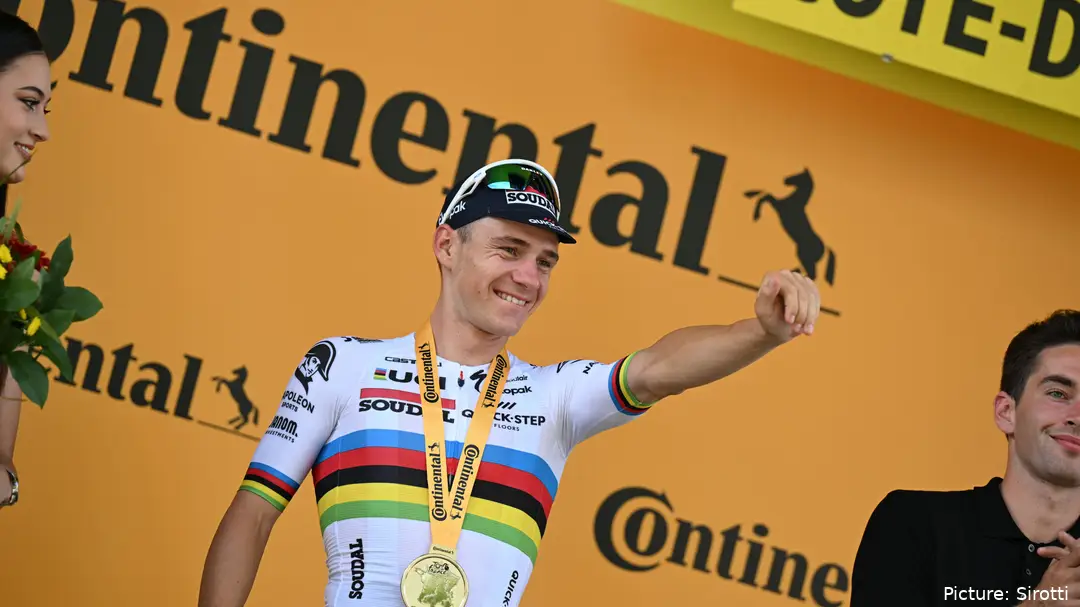 Remco Evenepoel no pódio após a sua primeira vitória numa etapa da Volta a França