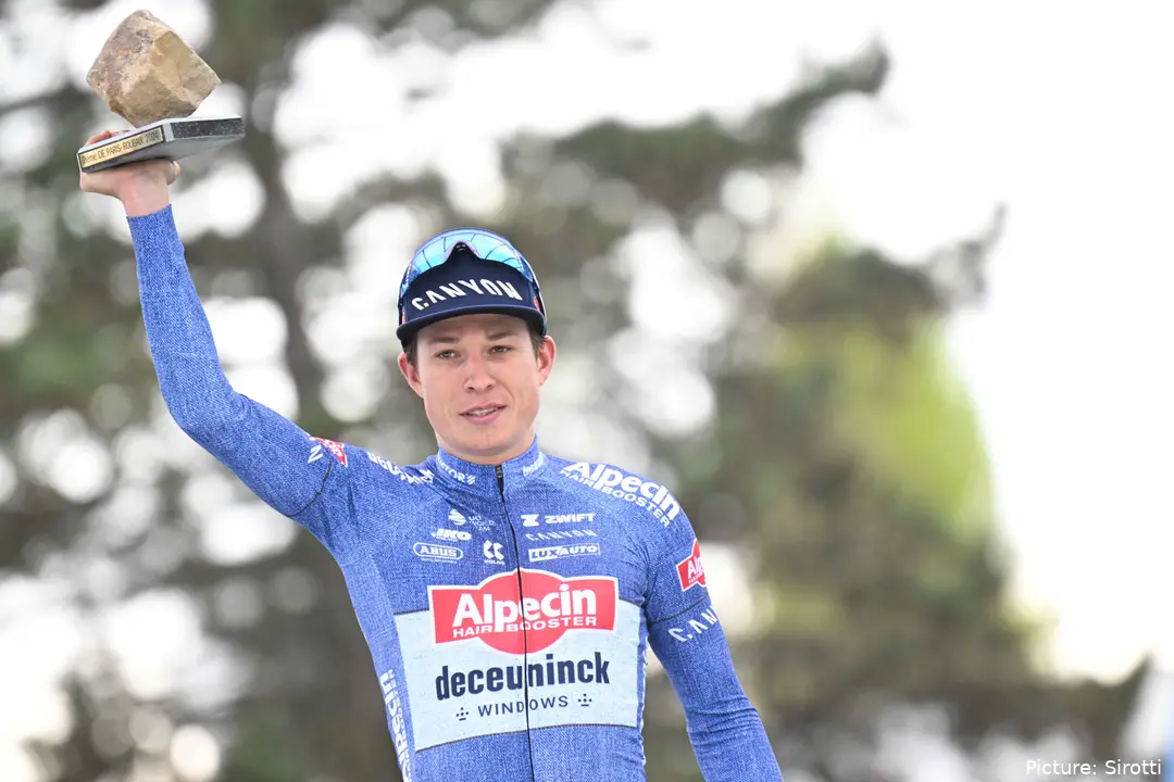 Jasper Philipsen (na imagem) foi lançado para a vitória por Mathieu van der Poel na quinta etapa do Renewi Tour