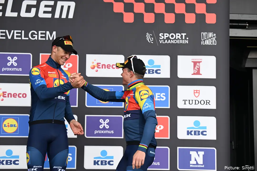 Jonathan Milan e Mads Pedersen no pódio da Gent-Wevelgem