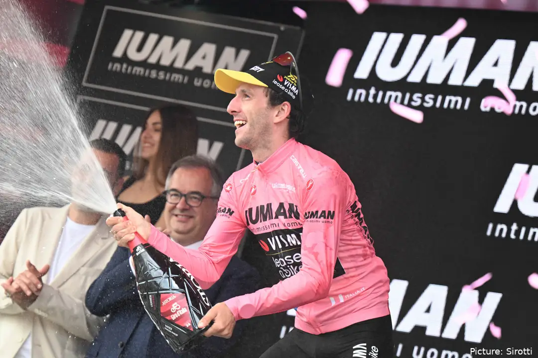 Simon Yates abre o champanhe após vestir a Rosa na estapa do Colle delle Finestre