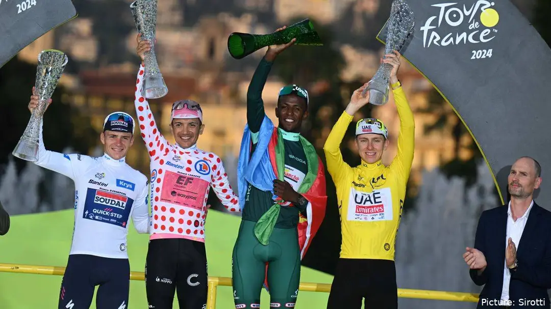 Os vencedores das classificações especiais do Tour 2024: Evenepoel (Juventude), Carapaz (Montanha), Girmay (Pontos) e Pogacar (Geral)