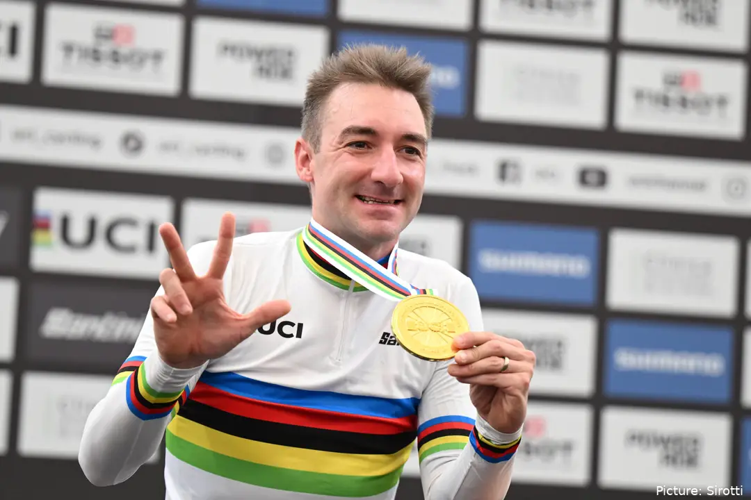 Elia Viviani concluded his professional career on a high with track rainbow jersey