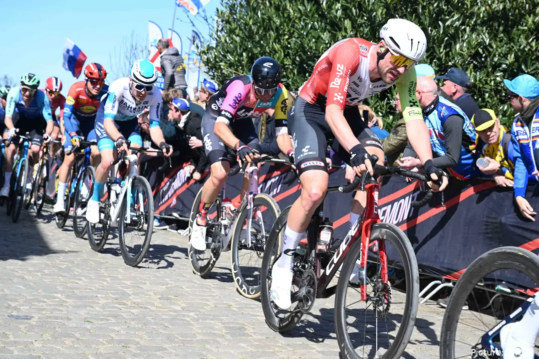 Laurenz Rex a subir o Oude Kwaremont na Volta à Flandres 2025