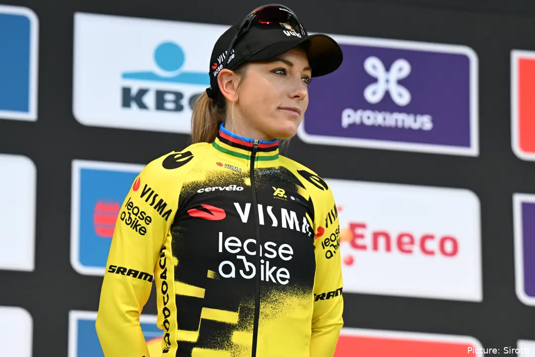 Pauline Ferrand-Prévot, com boné, óculos de sol na pala e o maillot da Visma | Lease a Bike