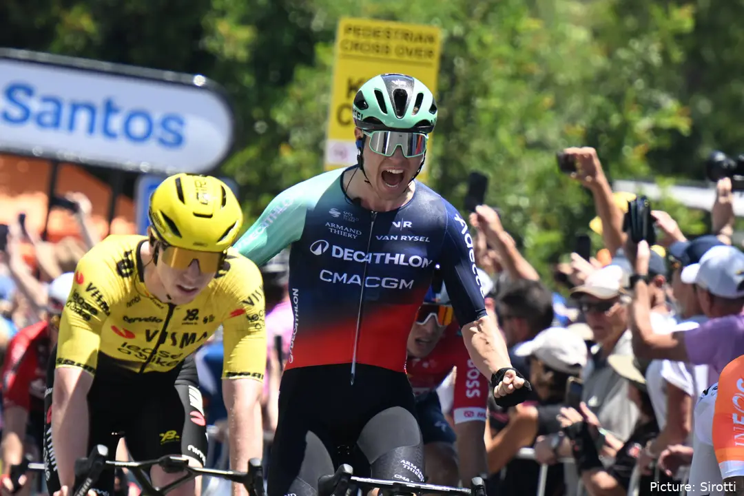 Tobias Lund Andresen ergue os braços em celebração após vencer a etapa 1 do Tour Down Under 2026