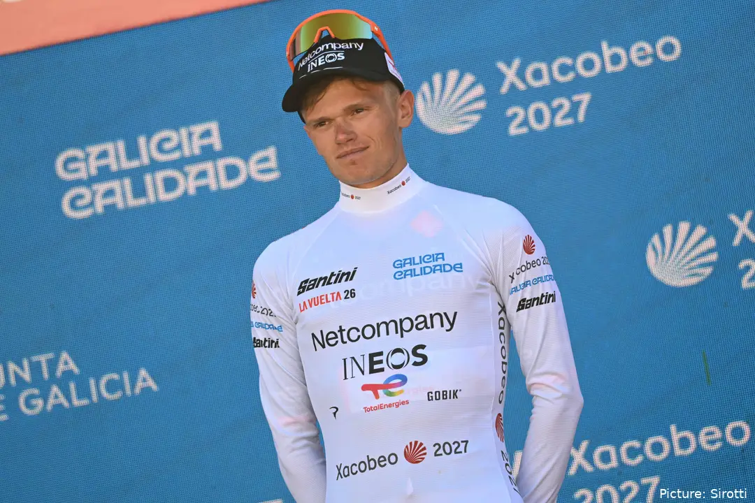 Oscar Onley on the podium after stage 4 of the 2026 Vuelta a Espana