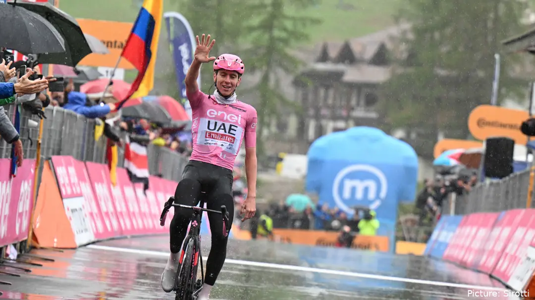 Bild Tadej Pogacar bei Zieleinfahrt der 16. Etappe des Giro d'Italia 2024, rechte Hand mit der 5 hochgereckt<br>