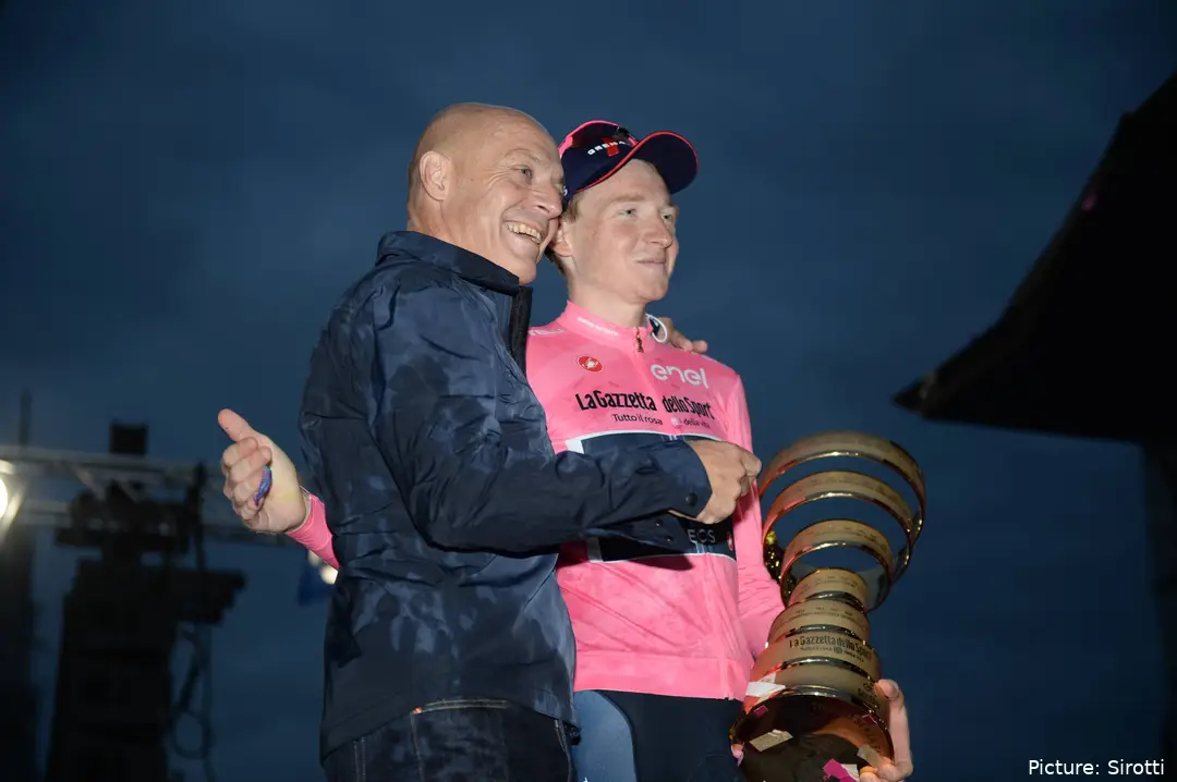Brailsford feiert mit Tao Geoghegan Hart nach seinem Sieg beim Giro d'Italia 2020