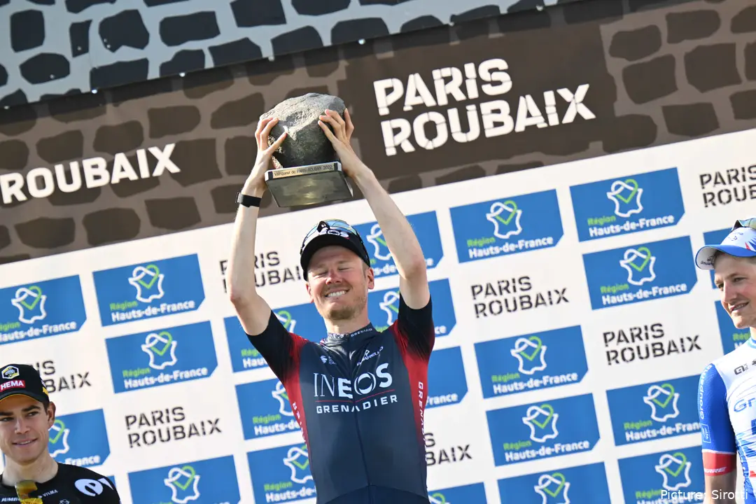 Dylan van Baarle feiert seinen Sieg bei Paris-Roubaix