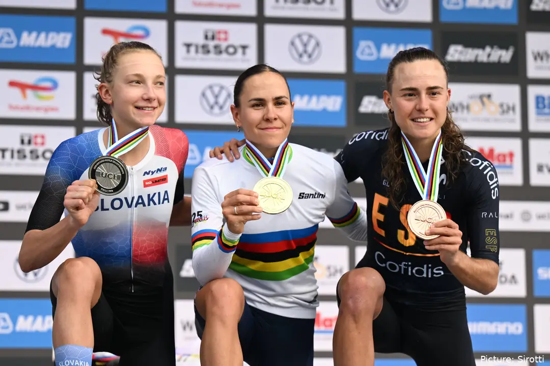 Viktória Chladoňová (L), Celia Gery (M) und Paula Blasi (R) vervollständigten das Podium