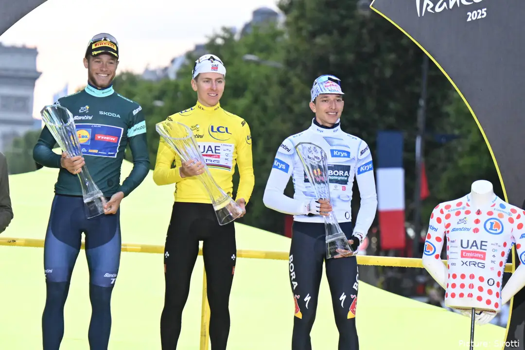 Die Trikotträger der Tour de France 2025: Jonathan Milan (Grün), Tadej Pogacar (Gelb &amp; Gepunktet) und Florian Lipowitz (Weiß)