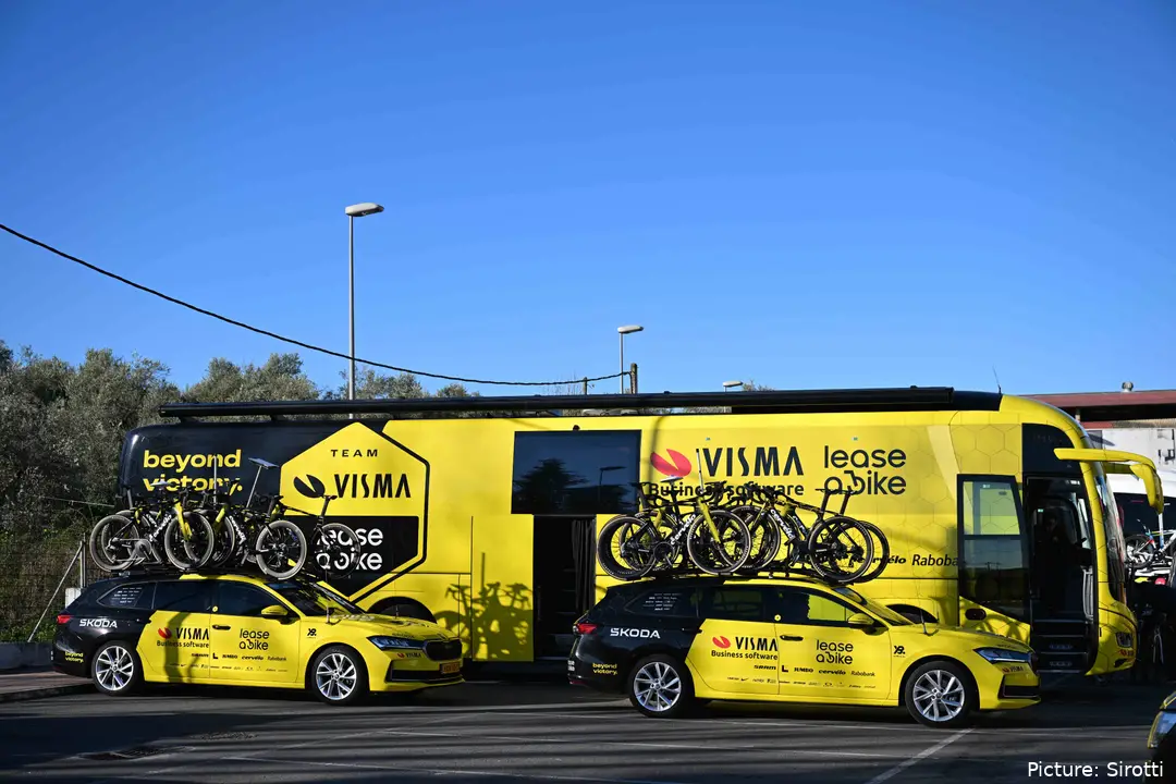 Team Visma | Lease a Bike Teambus und Begleitfahrzeuge auf Etappe 4 der Vuelta a Andalucia 2026