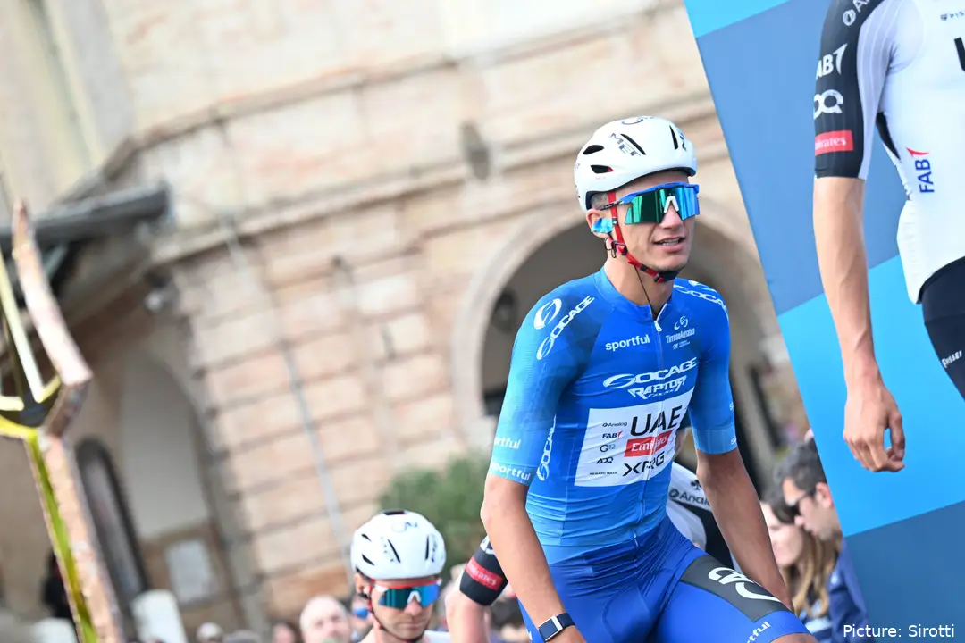 Isaac del Toro im Führertetrikot bei Tirreno-Adriatico 2026