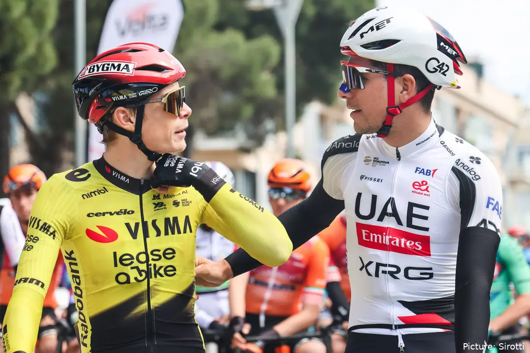 Jonas Vingegaard und João Almeida im Gespräch bei der Katalonien-Rundfahrt 2026