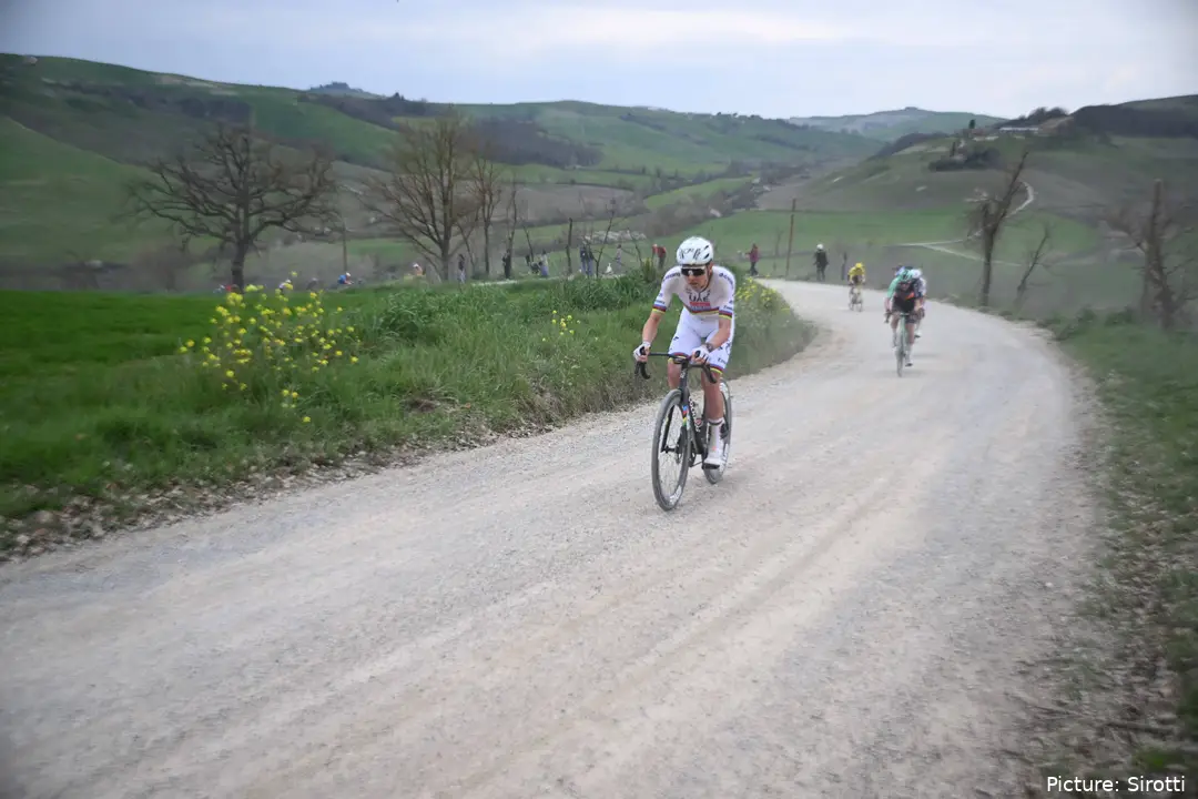 Pogacar Attacke: Strade Bianche 2026 Monte Sante Marie