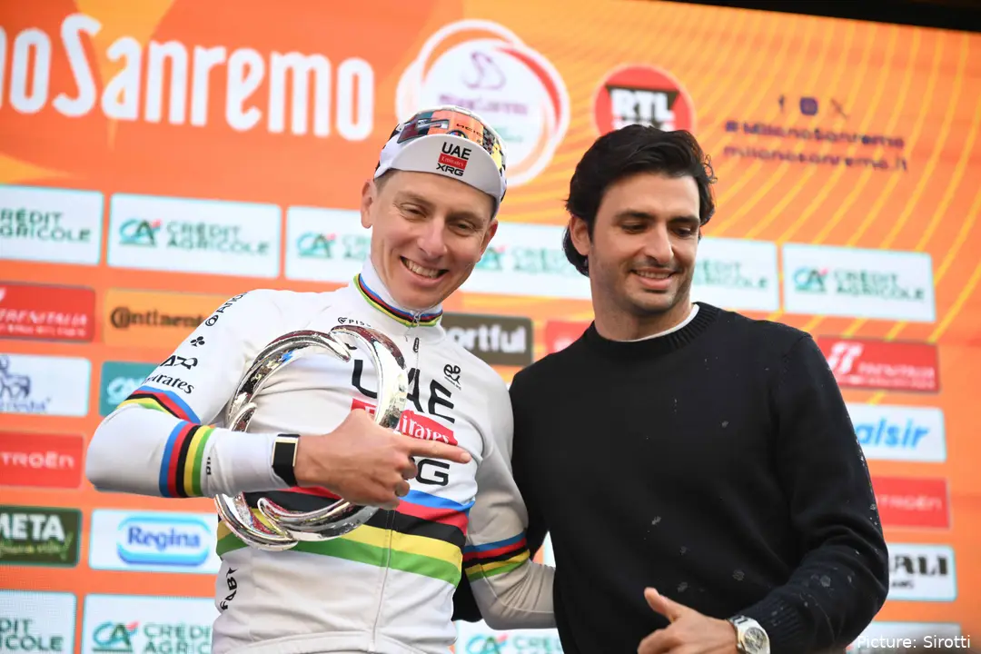 Tadej Pogacar feiert seinen Sieg bei Mailand-Sanremo 2026 mit Carlos Sainz