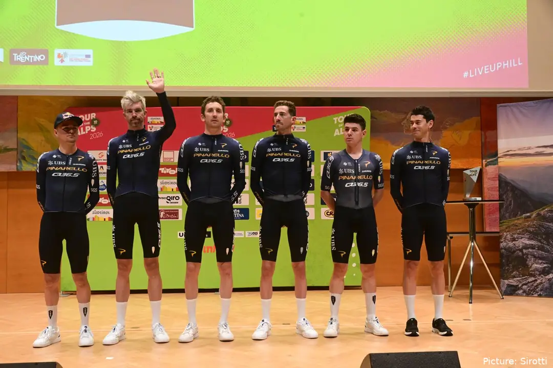 Pinarello–Q36.5 Pro Cycling Team bei der Pressekonferenz vor der Tour of the Alps 2026