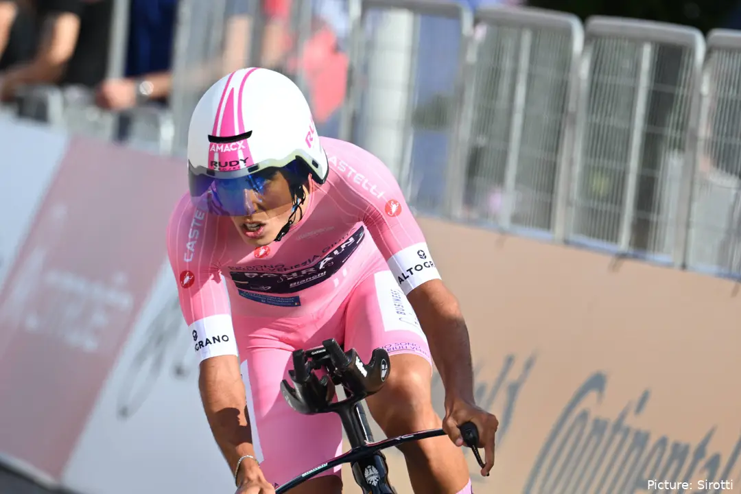 Afonso Eulálio gewinnt das Zeitfahren zwar nicht, behält aber als Tagesgewinner das Rosa Trikot.