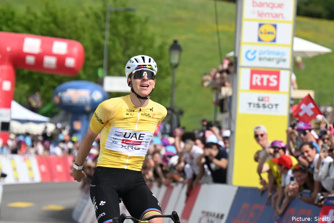 Tadej Pogacar jubelt im Ziel nach seinem Etappensieg auf Etappe 4 der Tour de Romandie 2026