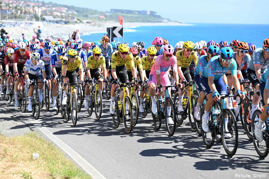 Das Peloton während der 4. Etappe des Giro d’Italia 2026